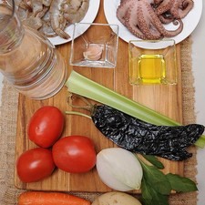 Ingredientes para receta 300 gramos de pulpo cocido Nuevo 250 gramos de camarón 3 piezas de zanahoria 1 rama de apio 1 pieza de papa blanca 4 piezas de jitomate guaje 2 piezas de chile pasilla 1/4 pieza de cebolla blanca 1 1/2 litros de agua 1 diente de ajo sal al gusto pimienta negra molida al gusto 1 rama de epazote