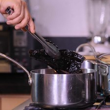 Hervir los tomates guaje y los chiles pasilla en una olla honda mediana durante 5 minutos. Dejar enfriar.
