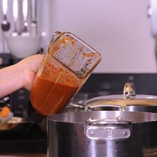 Calentar la cucharada de aceite y sofreír la salsa un par de minutos.