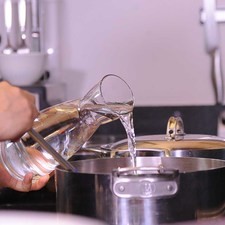Agregar un litro y medio de agua y sazonar con sal y pimienta.