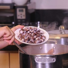 Añadir el pulpo en trozos y continuar cociendo durante 20 minutos.