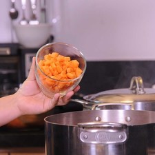 Agregar las verduras picadas, tapar y continuar cociendo hasta que estén suaves.
