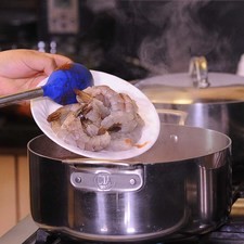 Añadir los camarones en el caldo.