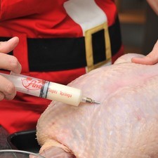 Inyectar el pavo con el coñac y la leche por separado al menos 2 horas antes de hornearlo, de preferencia inyectarlo un día antes y dejarlo en el refrigerador.