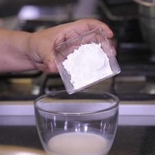 Disolver la maicena con la leche en un tazón y reservar.