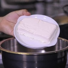 Mezclar en un tazón el queso crema.