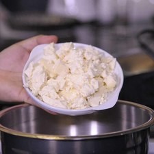 Añadir el queso fresco y azúcar.