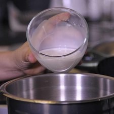 Agregar la leche con la maicena disuelta con la ayuda de un batidor de globo y reservar. Colocar las claras de huevo en un tazón y batir ligeramente. Incorporar las claras al tazón con queso y la esencia de vainilla. Batir hasta obtener una crema fina y homogénea.