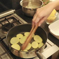 Pelar las papas y cortar en rebanadas de ½ cm de espesor, salpimentar. Freír en una sartén abierta con aceite de oliva durante 2 minutos de cada lado. Reservar en una fuente para horno con tapa, si no se tiene tapa, se utiliza papel aluminio.