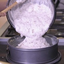 Verter la mezcla en el molde. Cubrir con papel aluminio y dejar reposar 10 minutos. Precalentar el horno a 350 ° F o 175° C. Hornear la tarta durante 30 minutos y destaparla. Continuar cociendo 30 minutos más o hasta que al meter un palillo este salga limpio, esto indica que esta lista.