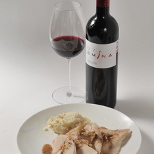 2. Emina, 2007; Grupo Matarromera; Ribera del Duro; España. La uva Tempranillo es muy versátil y queda de maravilla con carnes blancas especiadas. Se dice que la uva Tempranillo tiene taninos dulces porque son amables para el paladar. Al igual que en el vino anterior, las notas de la barrica en el vino, van a complementar muy bien las notas ahumadas producidas durante la cocción, sobre todo de la piel del pavo con miel de agave.