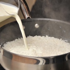 Añadir la leche.