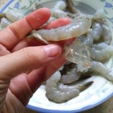 Limpia los camarones, quitando las patitas primero y después será más fácil la cáscara.