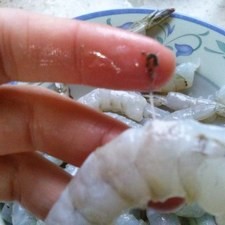 Destrípalos, es decir quítales el intestino que se encuentra sobre su lomo y déjales la colita. Estos dos primeros pasos son los que toman el mayor tiempo, si compras camarón limpio, se reducirá notablemente el tiempo de elaboración de la receta.