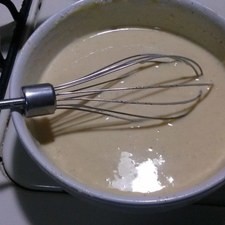 Mezcla en un recipiente la harina, sal, yema de huevo y agua muy, muy helada, casi congelada.