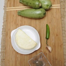 Ingredientes para receta 3 piezas de calabacita italiana 1 pieza de chile serrano 250 gramos de queso panela 1 diente de ajo 2 cucharadas de aceite de oliva 1/4 cucharita de pimienta negra molida sal al gusto
