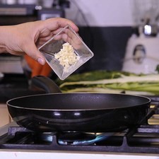 Calentar el aceite de oliva en el sartén y sofreír el ajo picado, chile picado.