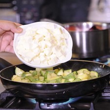 Agregar el queso revolver con cuidado hasta que el queso se suavice, rectificar sazón.
