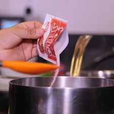 Vaciar el contenido del sobre de cada sabor en 1 litro de agua hirviendo y revolver hasta disolver, dejar enfriar.