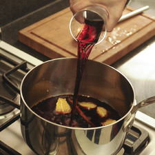 Agregar el vino tinto.
