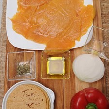 Ingredientes para receta 2 piezas de milanesa de pollo 1/2 pieza de cebolla blanca 1 pieza de pimiento morrón rojo 1 cucharita de orégano 2 cucharadas de aceite de oliva sal al gusto pimienta negra molida al gusto 8 piezas de tortilla de maíz