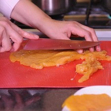 Cortar las milanesas de pollo en fajitas delgadas, salpimentar y reservar.