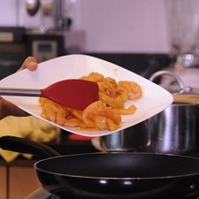 Calentar las dos cucharadas de aceite en un sartén y sofreír las fajitas de pollo un par de minutos o hasta que cambien de color.