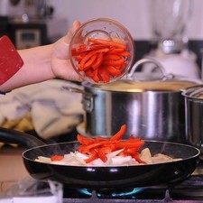 Agregar la cebolla, el pimiento morrón y continuar cociendo 5 minutos más.