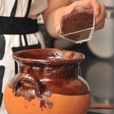 Agregar el café, bajar la lumbre y continuar calentando cinco minutos moviendo constantemente sin permitir que hierva.