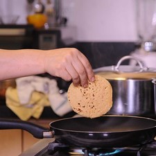 Calentar las tortillas sobre el comal.