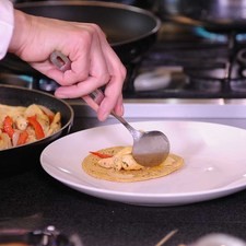 Rellenar cada tortilla con el pollo y enrollar en forma de tacos.