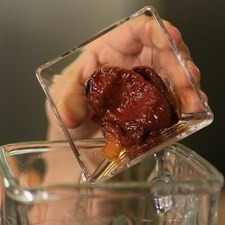 Moler el chile chipotle adobado con un poco del aceite del atún.