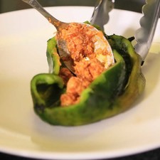 Rellenar cada chile con el atún en chipotle con la ayuda de una cuchara y repetir el mismo procedimiento hasta terminar de rellenar los chiles.
