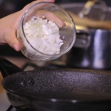 Calentar el aceite de oliva en un sartén y sofreír la cebolla picada un par de minutos.