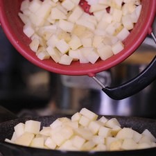 Añadir las papas picadas y continuar cociendo durante 8 minutos volteándolas de vez en cuando.