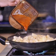 Agregar la salsa revolver bien y sazonar con sal y dejar reducir un poco la salsa.