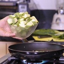 Agregar las calabacitas, sazonar con sal y pimienta y continuar cociendo 5 minutos más.