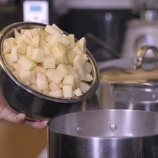 Cocer las papas en una olla honda mediana con un poquito de sal, hasta que estén al dente. Escurrir y reservar.