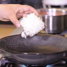 Sofreír la cebolla con las dos cucharadas de aceite durante un par de minutos.