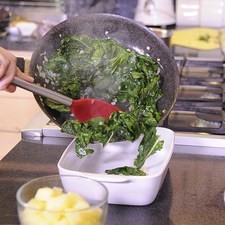 Colocar las acelgas en un refractario para horno.