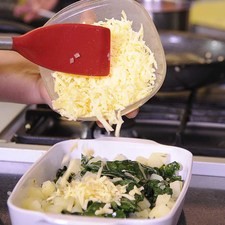 Añadir el queso rallado.