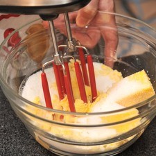 Acremar la mantequilla con el azúcar utilizando una batidora eléctrica hasta que se vea esponjada, aproximadamente 2 a 3 minutos.