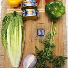 Ingredientes para receta 2 piezas de jitomate guaje 1 pieza de pimiento morrón verde 1 pieza de pimiento morrón amarillo 5 ramas de perejil fresco 1/4 pieza de cebolla morada 1 cucharita de vinagre balsámico 2 latas de atún dolores en aceite Nuevo 1 pieza de lechuga orejona pimienta negra molida al gusto