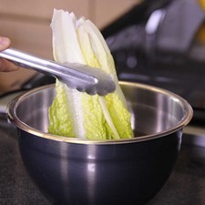 Desinfectar las hojas de lechuga en un tazón con unas gotas de desinfectante durante 5 minutos. Escurrir.
