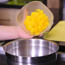 Añadir el pimiento morrón picado.