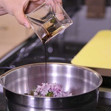 Añadir la cucharita de vinagre balsámico y sazonar con pimienta.