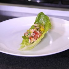 Colocar una hoja de lechuga y encima el salpicón.