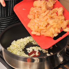 Acitronar el ajo y la cebolla en aceite de oliva durante 2 minutos. Agregar el pollo en dados pequeños y cocer durante 10 minutos, meneando frecuentemente hasta que cambie de color y se vea cocido.