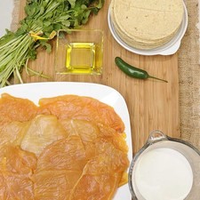 Ingredientes para receta 3 piezas de milanesa de pollo 1 taza de crema de leche de vaca 1 manojo de cilantro 1 pieza de chile serrano 1 diente de ajo sal al gusto pimienta negra molida al gusto 2 cucharadas de aceite de oliva 18 piezas de tortillas de maíz S 12700 1475615330