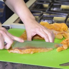 Cortar la milanesa de pollo en tiras, salpimentar y reservar. S 12701 1475615332
